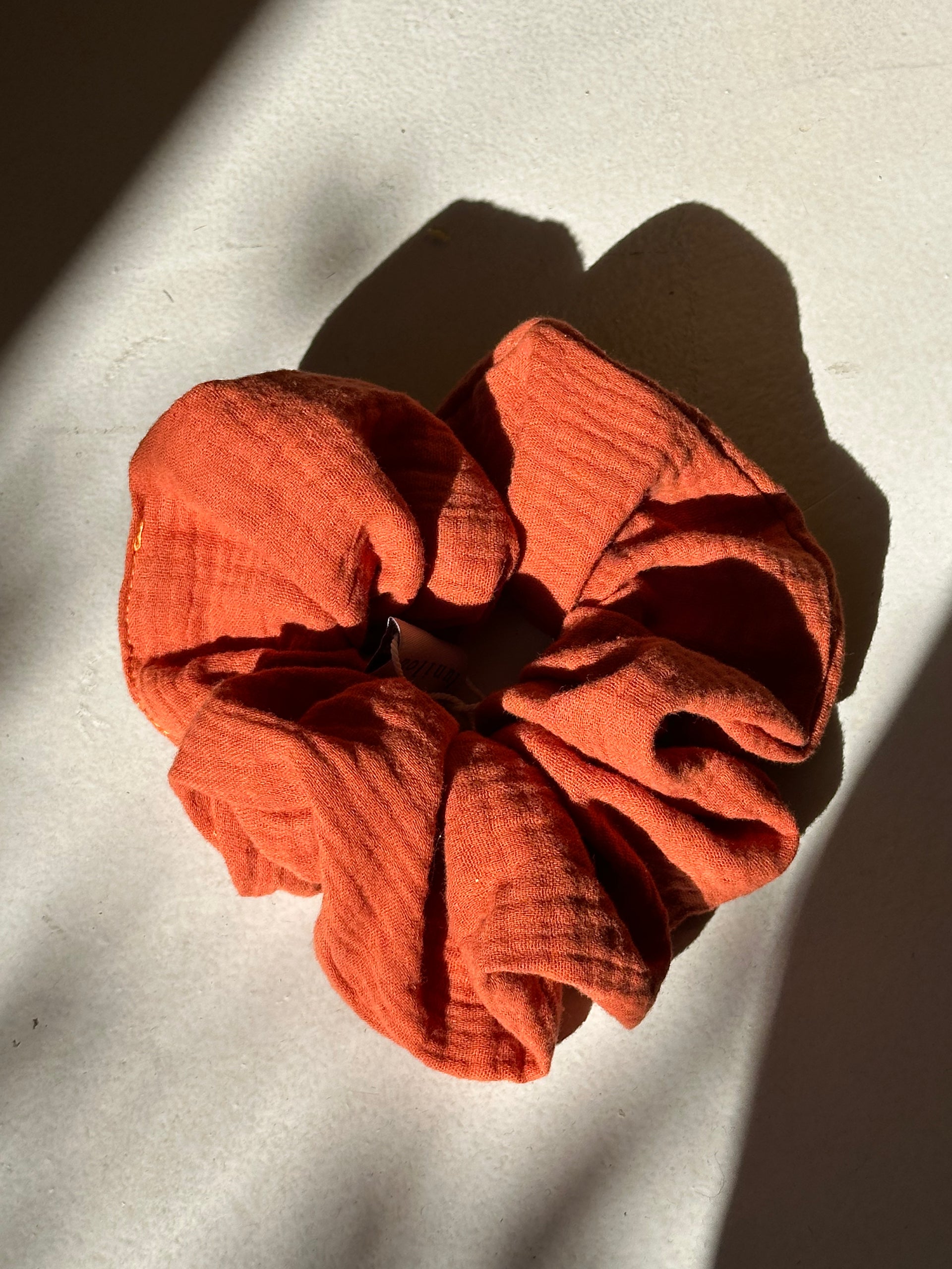 Muslin hair scrunchie rust