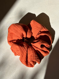 Muslin hair scrunchie rust